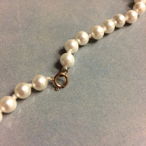 18” Mother of Pearl Necklace - Picture 2 of 7